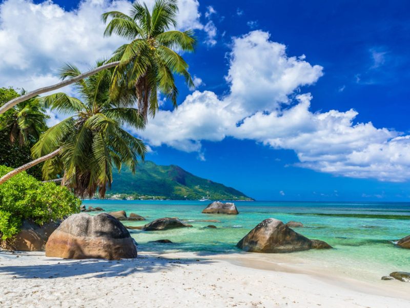 Der Beau Vallon ist sowohl bei Einheimischen als auch bei Touristen der beliebteste Strand auf Mahé, Seychellen